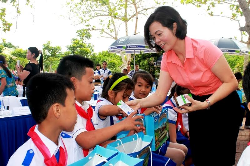 [-]Bà[-]Bùi[-]Thị[-]Hương,[-]Giám[-]Đốc[-]Điều[-]Hành[-]Vinamilk[-]trao[-]tặng[-]sữa[-]trực[-]tiếp[-]cho[-]các[-]em[-]học[-]sinh[-]tại[-]Nghệ[-]An